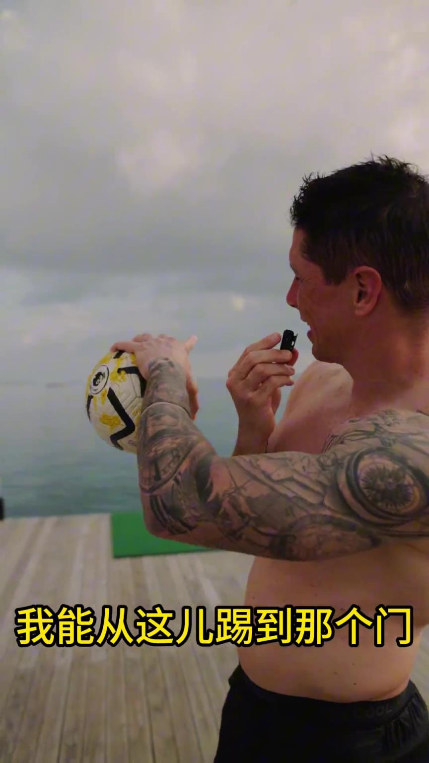 當(dāng)年多少人的偶像！托雷斯挑戰(zhàn)赤腳進(jìn)球