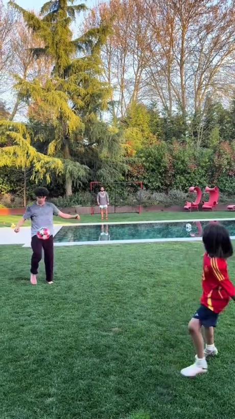 馬塞洛和兒子隔水相傳！大兒子腳法有點(diǎn)東西的！