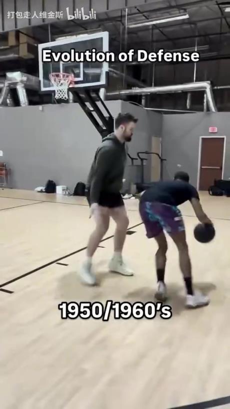 太真實(shí)了！外網(wǎng)網(wǎng)紅惡搞NBA不同時(shí)代的防守尺度變化！