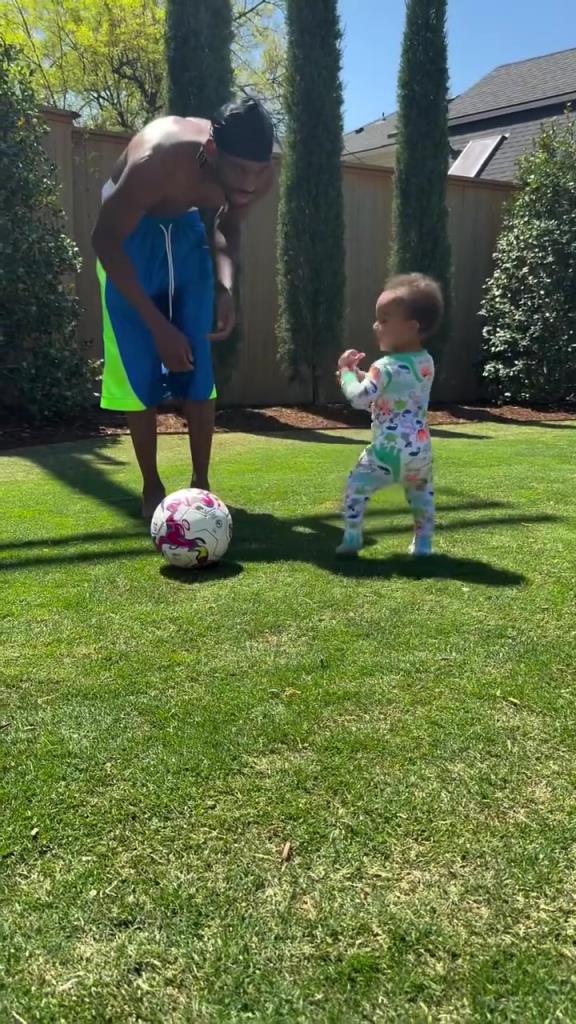 足球要從娃娃抓起！SGA帶娃踢足球，小孩摔倒時(shí)鼓掌“嘲笑”！